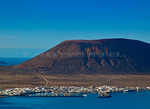 Caleta del Sebo y La Aguja grande