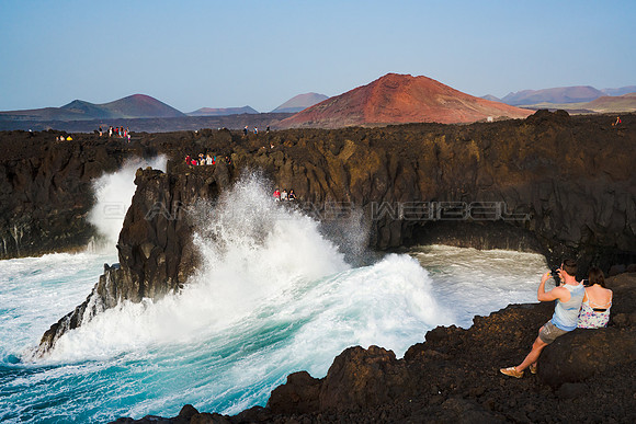 Admirando el espectáculo en Los Hervideros, Lanzarote