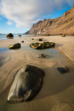 Rocas diseminadas en la Playa de Famara - Lanzarote, Canarias