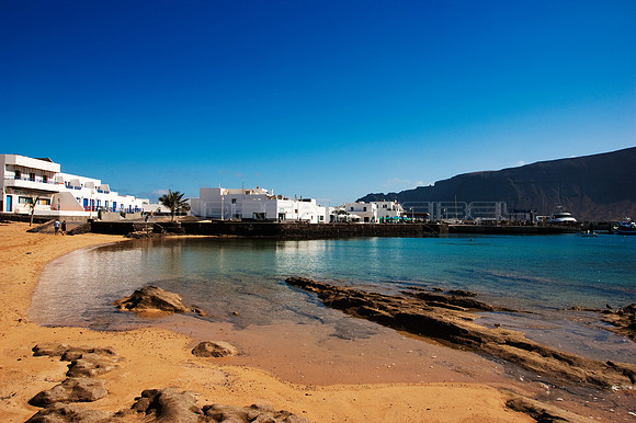 Playa y puerto en Caleta del Sebo - La Graciosa, Islas Canarias
