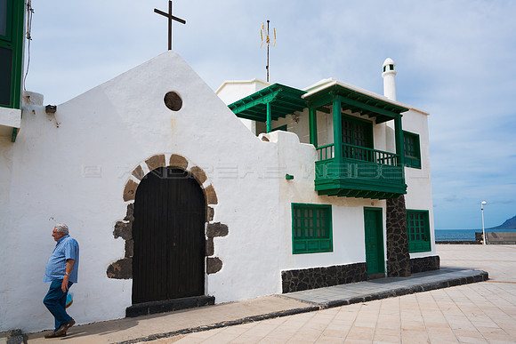 Ermita entre casas - La Caleta de Famara, Lanzarote