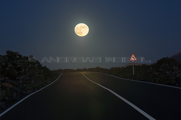 Luna llena sobre la caretera de Timanfaya - Lanzarote, Canarias