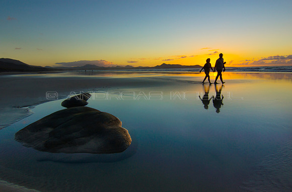 Paseo a la puesta de sol en la Playa de Famara - Lanzarote, Canarias