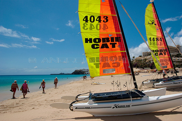 Catamaranes y admiradores en la Playa de Jandía, Fuerteventura