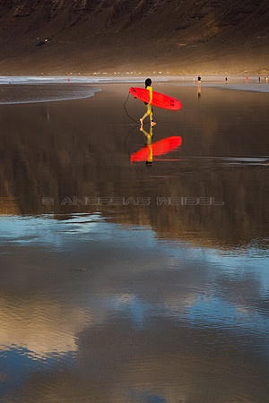 Rojo vivo - Surfer en la Playa de Famara, Lanzarote