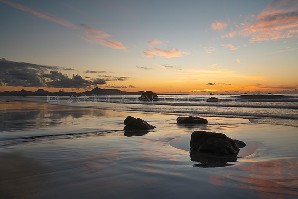 Atardecer con rocas - Playa de Famara, Teguise.