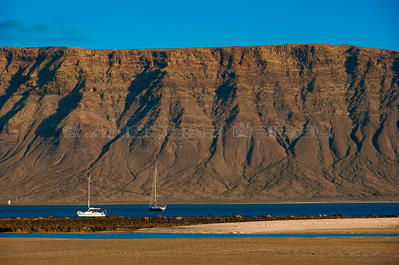 Barcos en el estrecho del Río