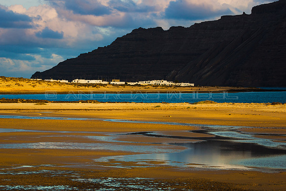 Vista a Caleta del Sebo desde la Laguneta al atardecer - La Graciosa, Canarias