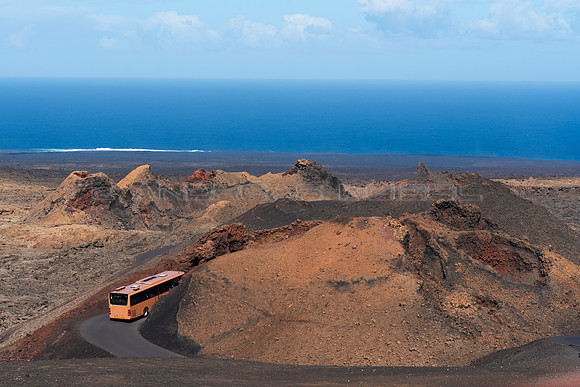 En el cráter - Guagua en el Parque Nacional de Timanfaya.