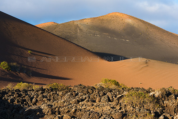 Coladas de lava y volcanes al atardecer - Parque Nacional de Tim