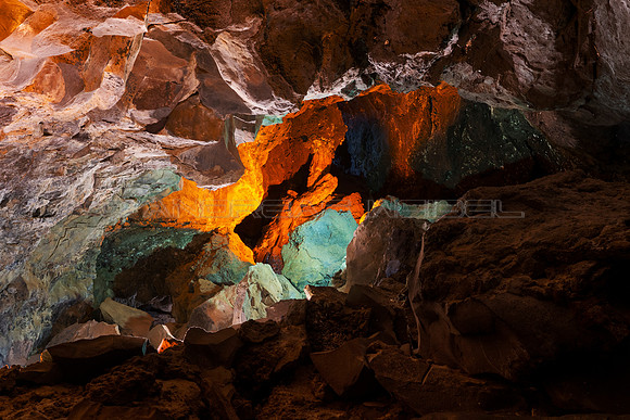 Contraste de colores - Cueva de los Verdes, Haria.