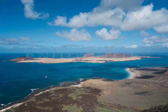 Vista a la Graciosa (desde el Risco de Famara) - Haria.