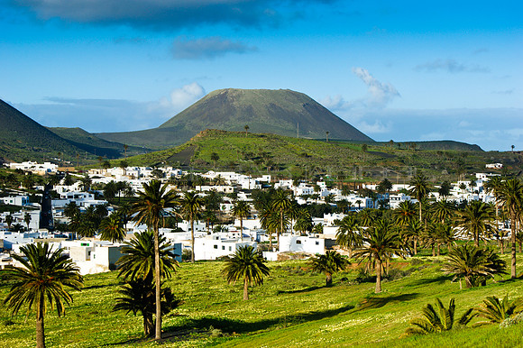 Haría y el volcán de La Corona