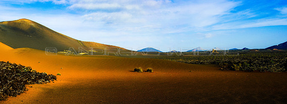 Panorama de dos Juncos en un paisaje volcánico en Lanzarote, Islas Canarias